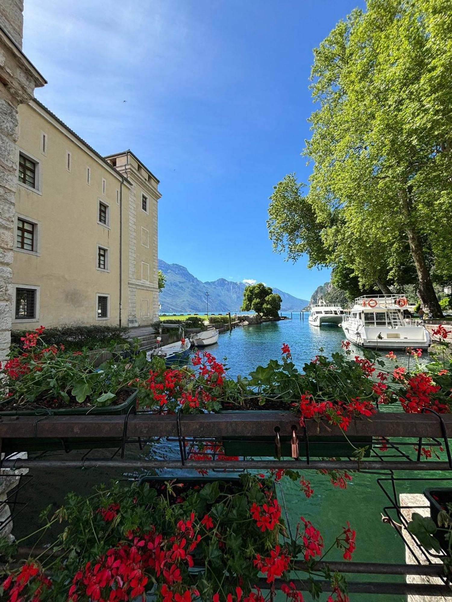 Garden & Pool Perugini Apartman Torbole Sul Garda Kültér fotó